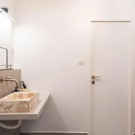 2br 5' From Filopappou